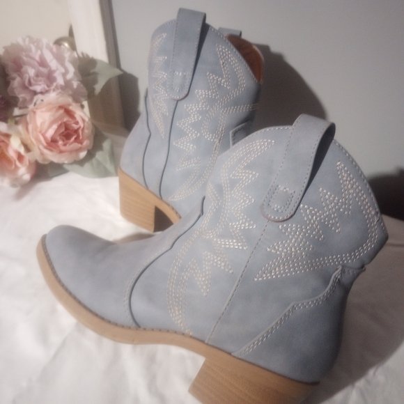 Stylish Gray Ankle Boots for Women - Picture 7 of 7